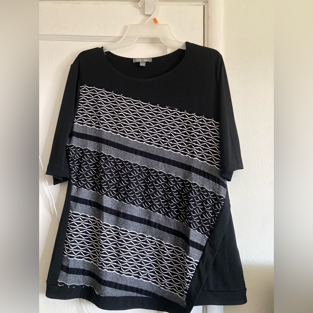 Roz & Ali Black and White Wave Pattern Tee
